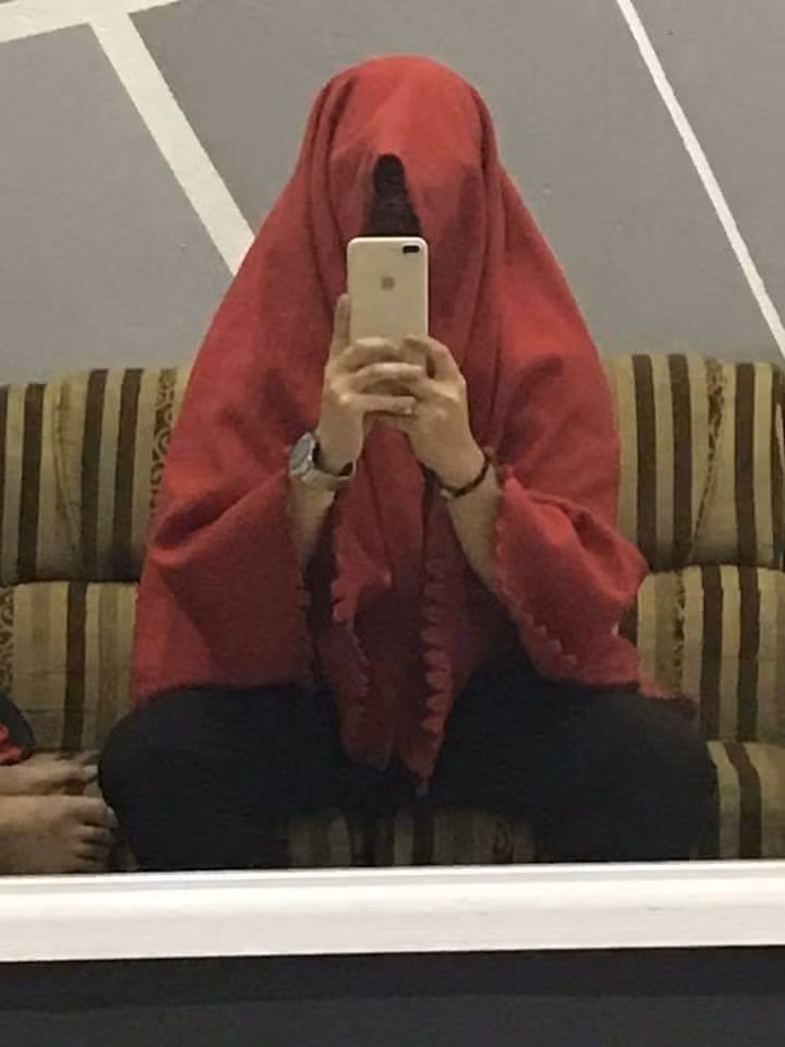 Cụ thể, nickname Hoàng Thông có chia sẻ: "Hội thánh Đức Chúa Trời thời gian qua như cái gai trong mắt các nhà lãnh đạo và người dân bởi những luân lý của nó đi ngược lại với thuần phong, mỹ tục của người Việt. Vậy các bạn chụp những bức ảnh thế này chẳng khác nào giúp nó lan rộng hình ảnh và vươn vòi bạch tuộc đến các vùng cho cả nước".