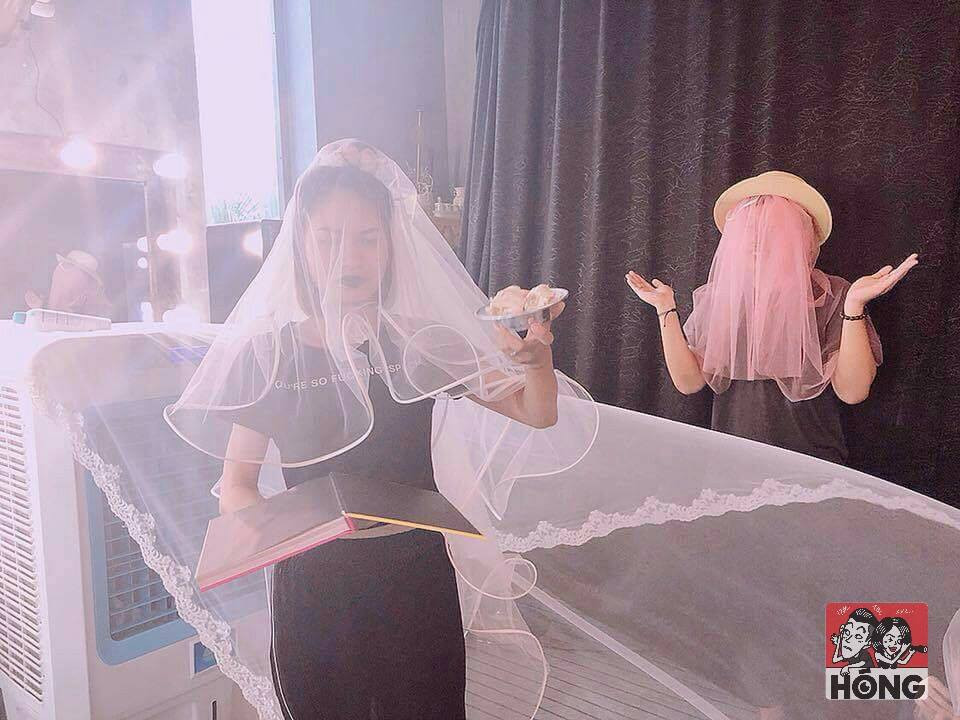 Những ngày qua trên mạng xã hội, từ khóa Hội thánh Đức Chúa Trời hay Hội thánh Đức Chúa Trời Mẹ được nhắc đến rất nhiều, không chỉ bởi những luận điệu sai trái mà giáo phái này đưa ra mà còn bởi chiếc khăn trùm độc đáo.