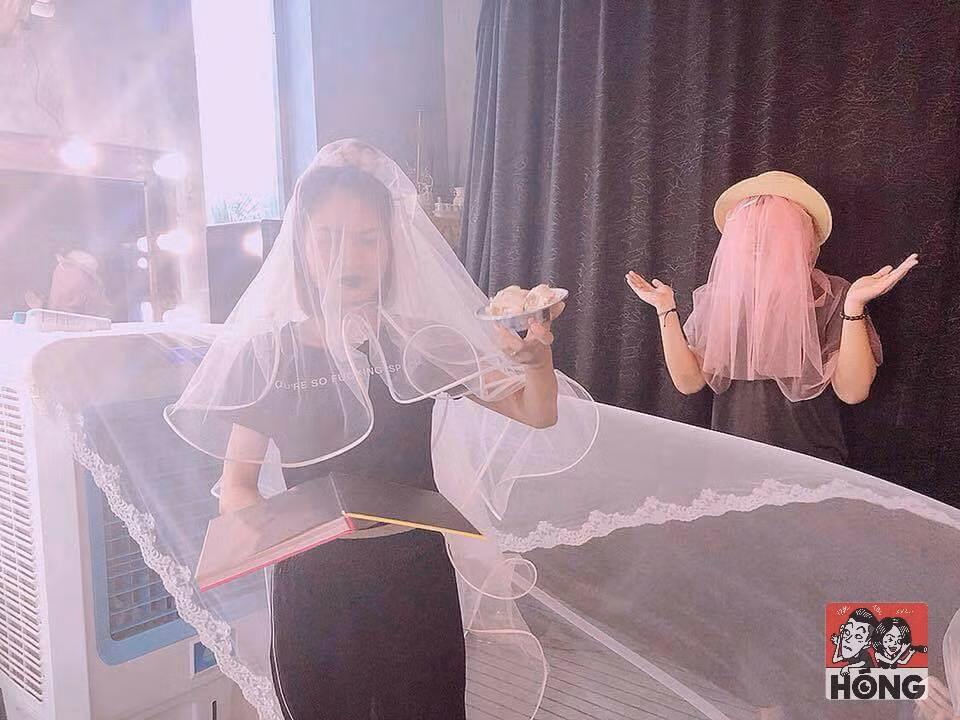 Những ngày qua trên mạng xã hội, từ khóa Hội thánh Đức Chúa Trời hay Hội thánh Đức Chúa Trời Mẹ được nhắc đến rất nhiều, không chỉ bởi những luận điệu sai trái mà giáo phái này đưa ra mà còn bởi chiếc khăn trùm độc đáo.