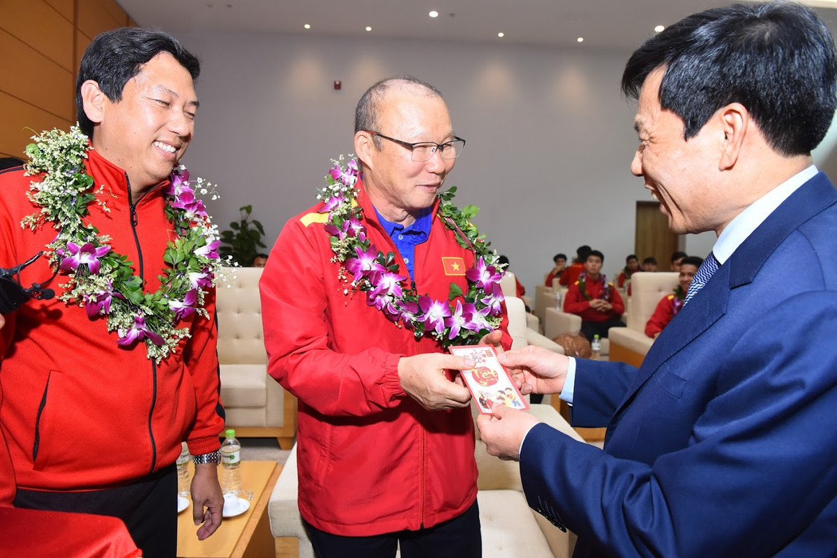 Các cầu thủ đội tuyển Việt Nam đã tham dự buổi vinh danh nhỏ ngay tại sảnh VIP A của sân bay Nội Bài. Các tuyển thủ nhận vòng hoa và lì xì may mắn từ Bộ trưởng VHTTDL Nguyễn Ngọc Thiện.