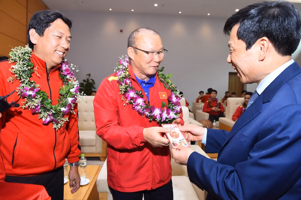 Các cầu thủ đội tuyển Việt Nam đã tham dự buổi vinh danh nhỏ ngay tại sảnh VIP A của sân bay Nội Bài. Các tuyển thủ nhận vòng hoa và lì xì may mắn từ Bộ trưởng VHTTDL Nguyễn Ngọc Thiện.