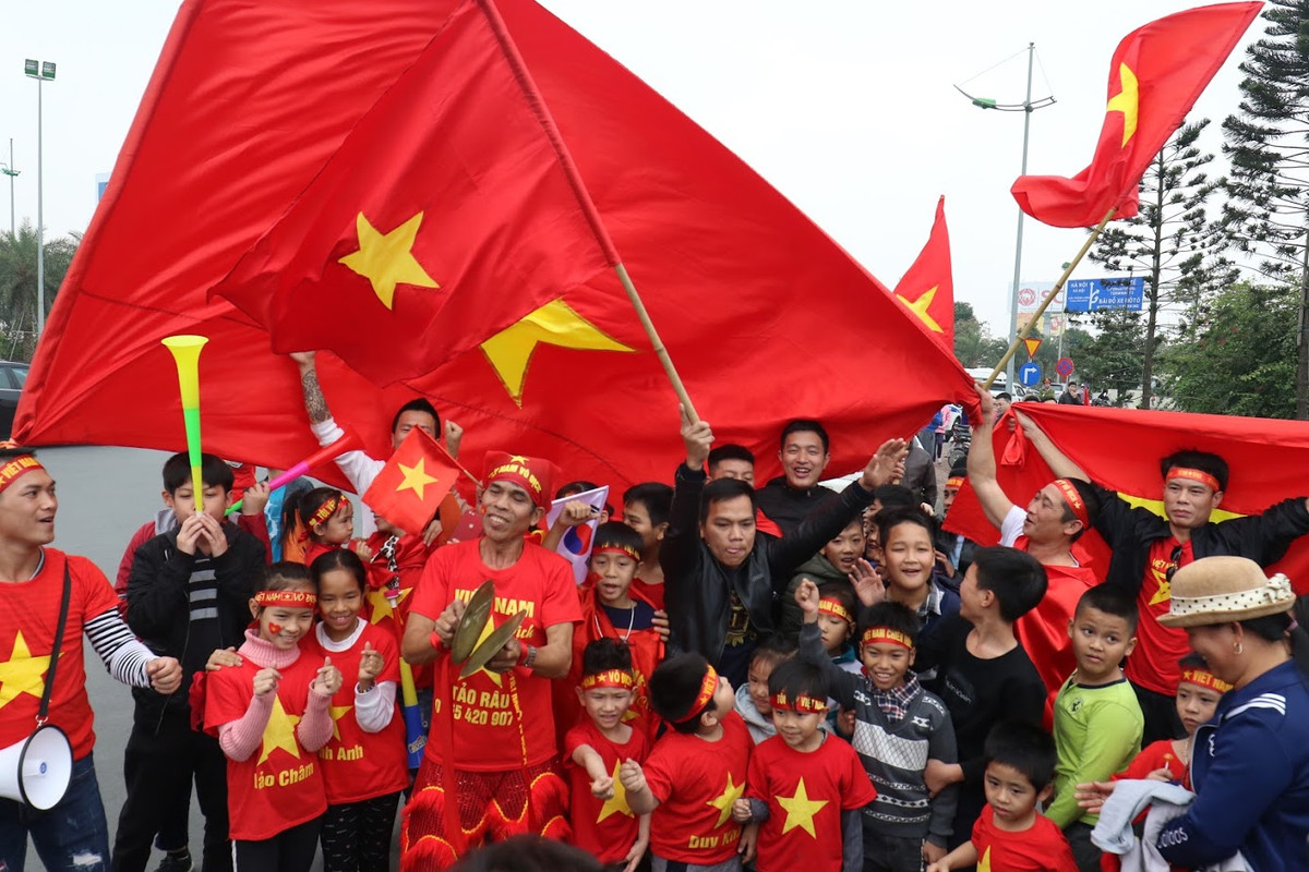 Dù Hà Nội thời tiết khá lạnh nhưng nhiều người hâm mộ bóng đá Việt Nam vẫn dành thời gian quý giá những ngày cận Tết ra chào đón đoàn.