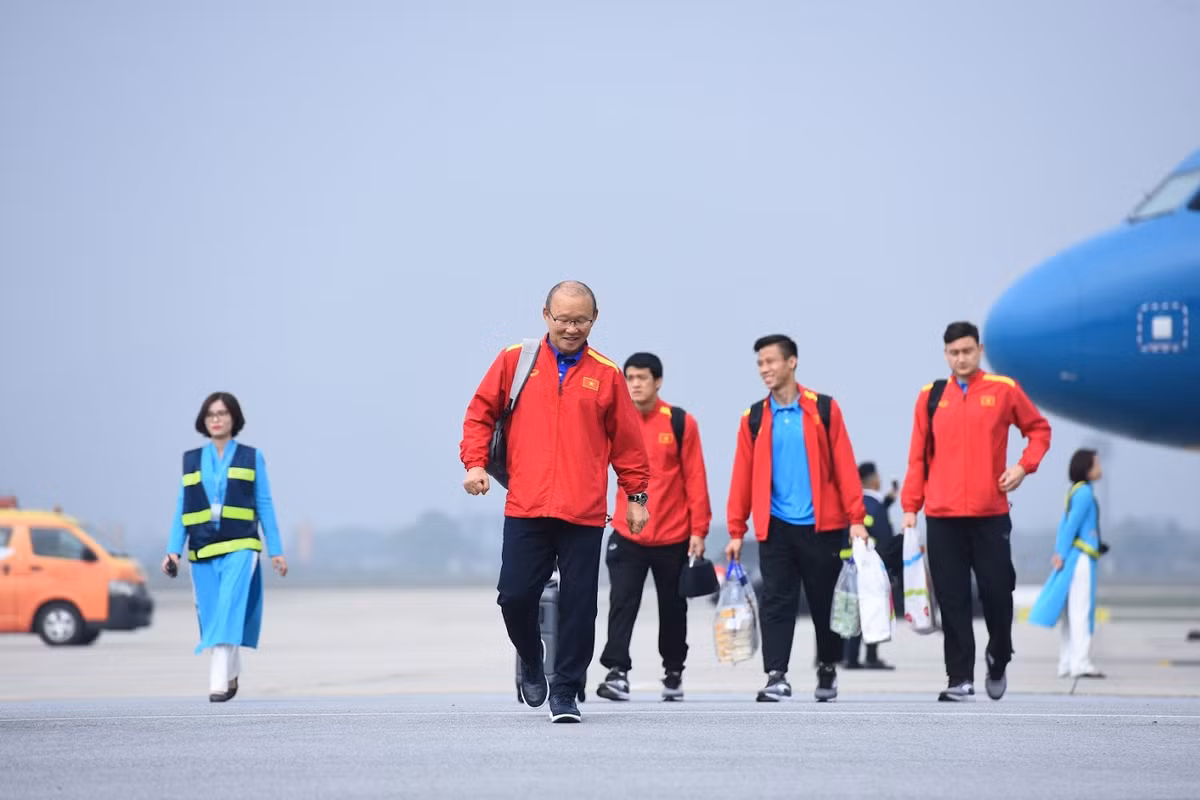 Doi tuyen Viet Nam nhan li xi ngay sau khi dat chan ve nuoc