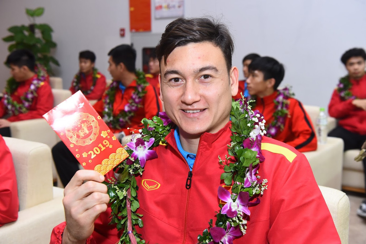 Người hùng của đội tuyển Việt Nam trong trận tứ kết với Nhật Bản - Đặng Vân Lâm hoan hỉ sau khi nhận phong bao lì xì từ Bộ trưởng Nguyễn Ngọc Thiện.