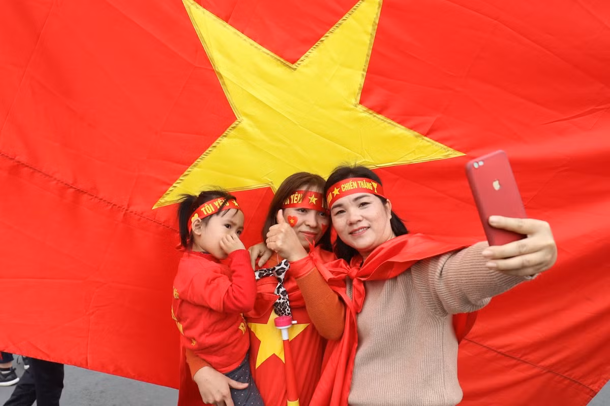 Chia sẻ với phóng viên chị Đoàn Bích Hạnh (Đống Đa, Hà Nội) cho biết, chưa bao giờ chị chứng kiến đội bóng đá nam của Việt Nam chơi đầy tự tin, quyết liệt và không biết khuất phục với bất kể đối thủ nào.