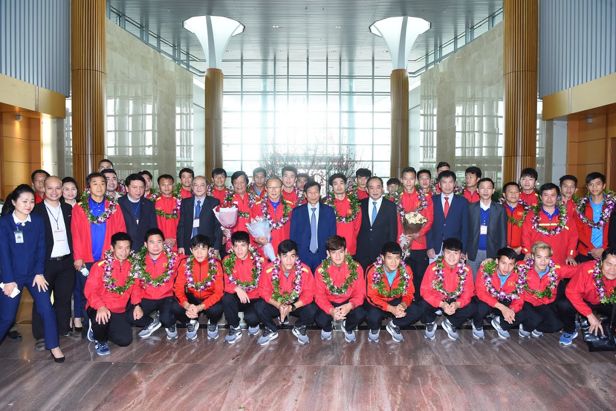 Đội tuyển Việt Nam được đón tiếp trọng thể trong sảnh VIP Quốc tế của sân bay Nội Bài. Đón đoàn có Bộ trưởng VHTTDL - Nguyễn Ngọc Thiện, Chủ tịch LĐBĐ Việt Nam - ông Lê Khánh Hải.