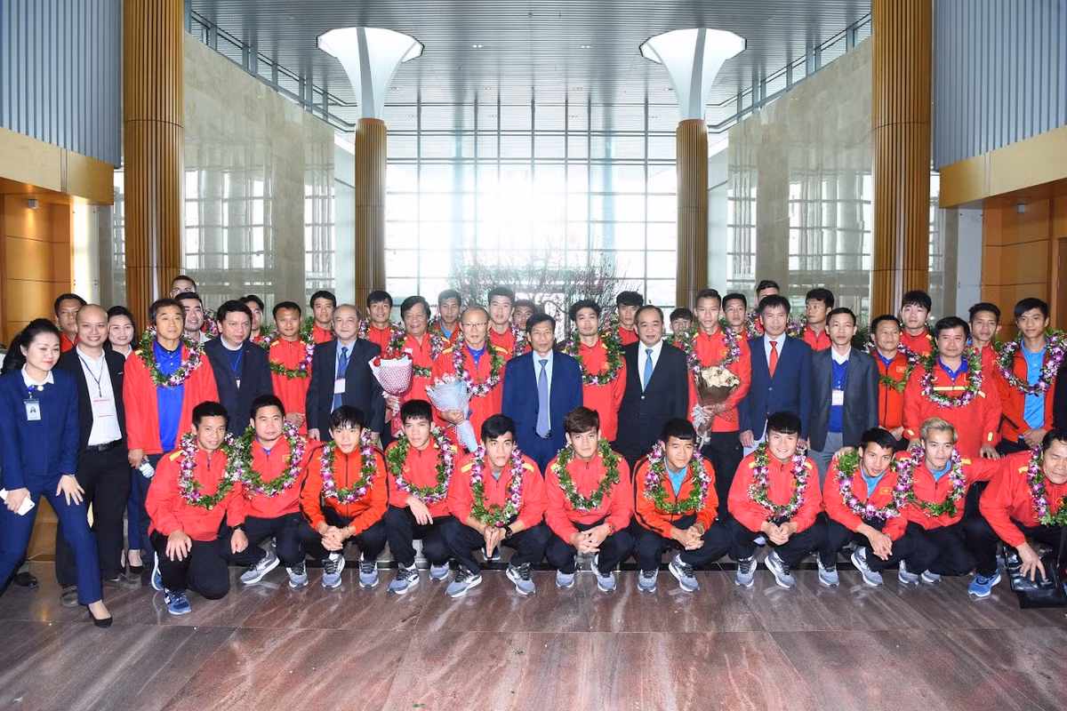 Đội tuyển Việt Nam được đón tiếp trọng thể trong sảnh VIP Quốc tế của sân bay Nội Bài. Đón đoàn có Bộ trưởng VHTTDL - Nguyễn Ngọc Thiện, Chủ tịch LĐBĐ Việt Nam - ông Lê Khánh Hải.
