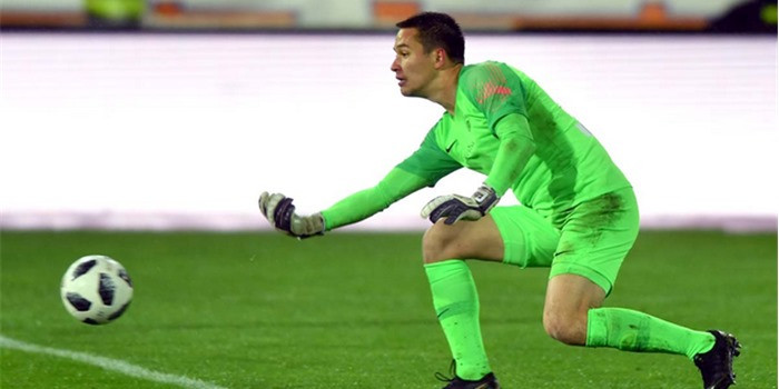 Đầu tiên, trong tay HLV Park Hang-seo đang có Đặng Văn Lâm (Muangthong United), Nguyễn Tuấn Mạnh (Khánh Hòa), Trần Nguyên Mạnh (SLNA) đều có phong độ tốt. Thêm vào đó là Bùi Tiến Dũng, đã gắn bó từ lâu và rất am hiểu chiến thuật của HLV Park.