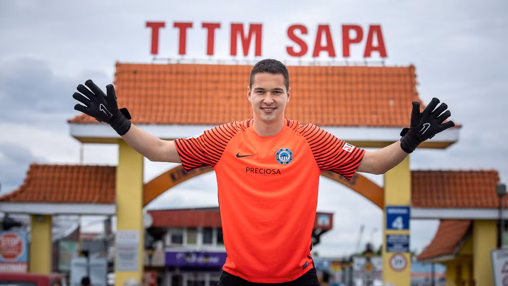 Bên cạnh đó, việc chưa thể giao tiếp bằng tiếng Việt cũng là điều hạn chế của Filip Nguyễn. Như đã biết, trong khi huấn luyện các cầu thủ, HLV Park Hang-seo luôn yêu cầu tất cả thành viên đội đều phải giao tiếp với nhau thật nhiều để tạo sợi dây liên kết khi sinh hoạt, tập luyện cũng như khi ra sân thi đấu chính thức.