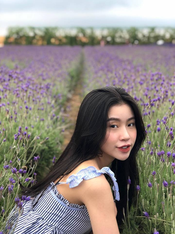 Quỳnh Thi sở hữu chiều cao 1m58, nặng 44kg. Với chiều cao không quá nổi bật song nhờ biết cách phối đồ mà cô gái xinh đẹp này "ăn gian" kha khá chiều cao, khoe được được chân nuột nà cùng dáng người thanh mảnh.