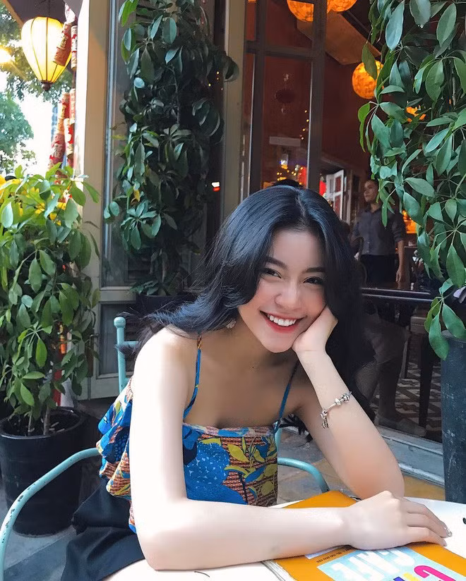 Thời gian qua, rất nhiều những cô gái 9X Việt đã thành công trong việc xây dựng hình ảnh "quốc dân" của mình trên Instagram và công thức chung của họ đều là "Trẻ trung - xinh xắn - gợi cảm". Cũng đi theo công thức trên cô bạn có tên Nguyễn Thiên Quỳnh Thi đã khẳng định được tên tuổi của mình trên trang mạng xã hội ảnh.