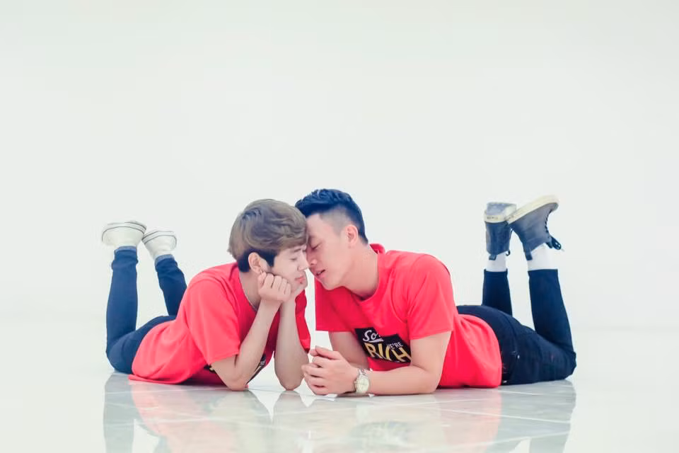 Ngay khi bộ ảnh này được chia sẻ trên mạng xã hội đã gây bão bởi độ cute vô đối từ ngoại hình đáng yêu cho đến những cử chỉ hết sức ngọt ngào lãng mạn mà cả hai dành cho nhau.