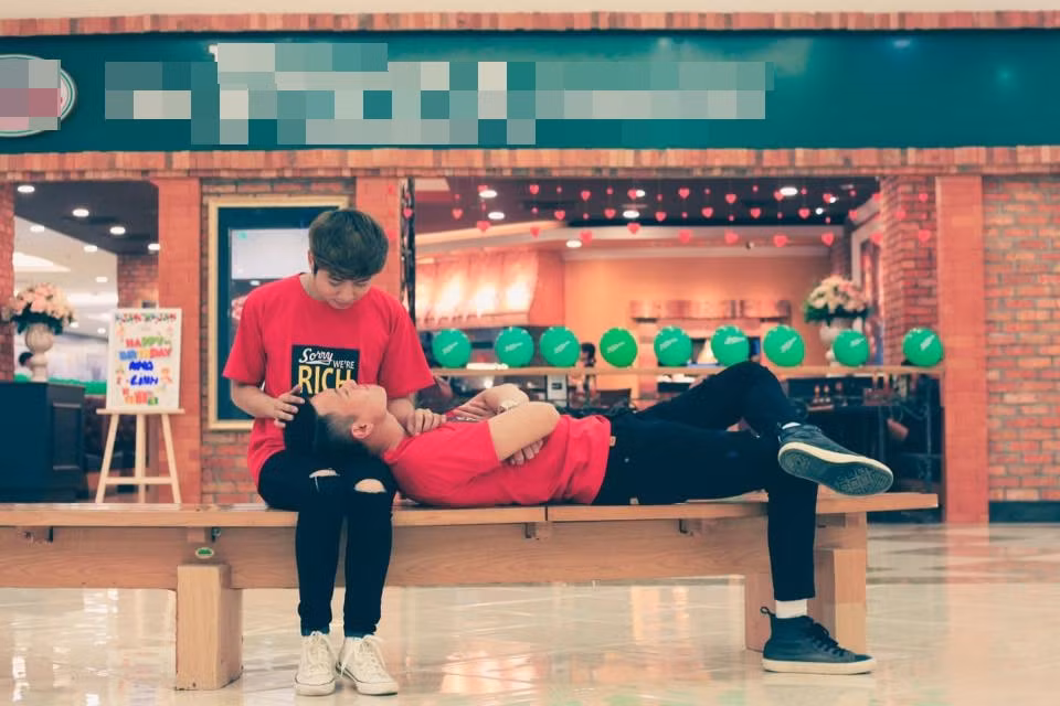 Ngay lập tức, cặp đồng tính nam mặc đồ đôi thể hiện những khoảnh khắc hạnh phúc này được cư dân mạng ưu ái đặt cho cặp đôi này biệt danh “cặp đôi cute nhất Vịnh Bắc bộ”