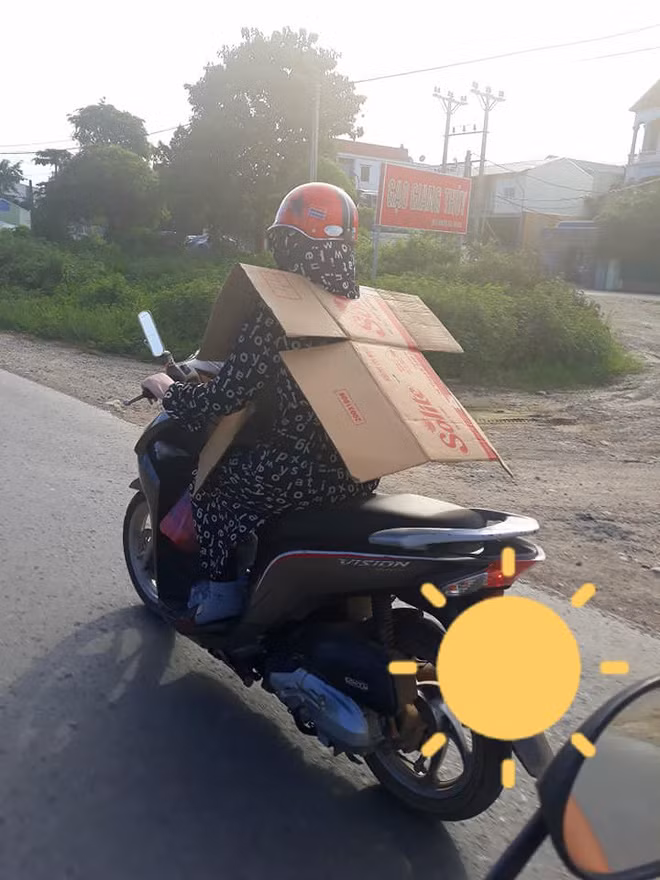 Những ngày qua, thông tin về đợt nắng nóng đỉnh điểm mà nhiệt độ đo được ở ngoài đường có lúc chạm mức 50 độ C đã trở thành chủ đề được mọi người quan tâm và bàn tán. Bên cạnh đó, rất nhiều những bức ảnh chia sẻ cách "chống nắng bá đạo" cũng được dân mạng ghi lại.