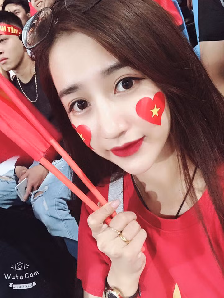 Được biết, Ngọc Trâm sinh năm 1996 tại Nam Định và hiện đang làm công việc tại 1 spa ở Hà Nội. Để có thời gian tới sân cổ vũ các cầu thủ ĐT Việt Nam tại AFF Cup, cô bạn này đã phải trốn việc tại spa.