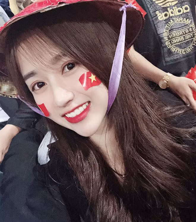 Có mặt trên sân Hàng Đẫy tối qua trong trận Việt Nam - Campuchia tại lượt trận cuối AFF Suzuki Cup 2018, cô nàng Ngọc Trâm vô tình lọt vào ống kính của các phóng viên dưới đường pitch và ngay lập tức trở thành cái tên khá hot trên MXH bên cạnh các cầu thủ thi đấu dưới sân.