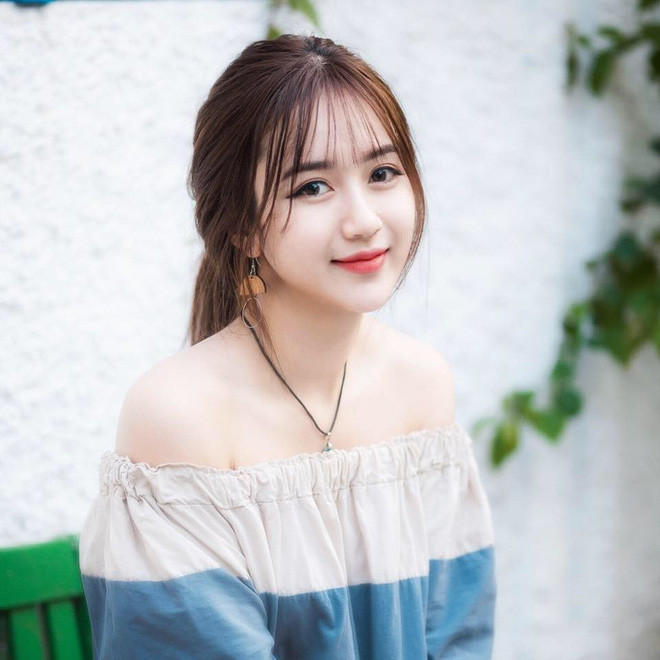 "Nhiều hôm mình còn trốn việc đi xem vì mê quá. Xem tivi cũng hay nhưng ra sân, không khí đông đúc ồn ào cũng những vui, buồn trên sân hay những cú sút đẹp thực sự khiến mình nổi da gà" - Ngọc Trâm chia sẻ.