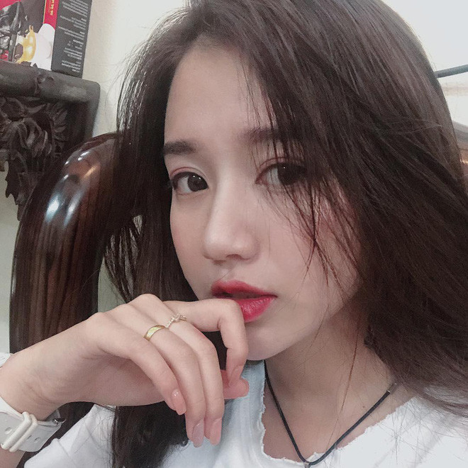 Ngay sau khi trở thành "spotlight" trên MXH, trang cá nhân của Ngọc Trâm có ầm ầm người kết bạn, nhắn tin và ấn nút theo dõi cô bạn này.