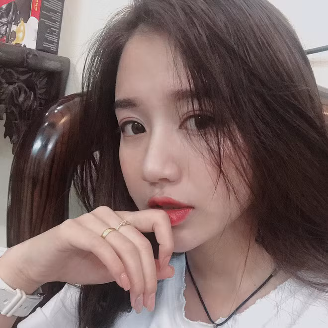 Ngay sau khi trở thành "spotlight" trên MXH, trang cá nhân của Ngọc Trâm có ầm ầm người kết bạn, nhắn tin và ấn nút theo dõi cô bạn này.