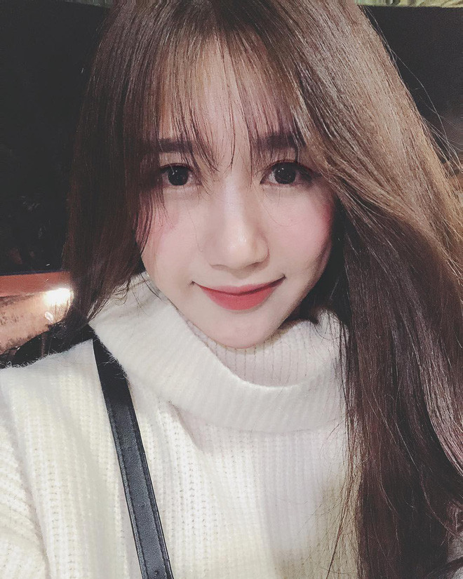 Khi được đặt câu hỏi về các bạn nữ thường ra SVĐ nhằm tìm kiếm sự nổi tiếng bằng cách cố tình dễ thương, Ngọc Trâm cho biết cô thực sự không quan tâm lắm tới việc có được lên sóng hay không vì với cô, được trực tiếp theo dõi từng đường bóng đẹp là tất cả.