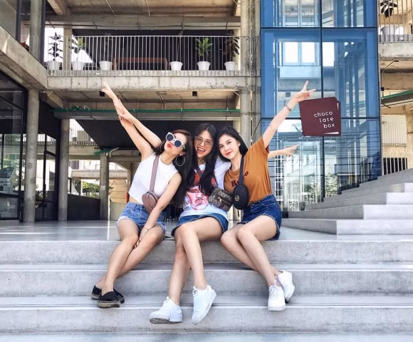 Được biết, Phanh Lee, Huyền Lizzie hay Thu Hoài đã "trốn con", "trốn việc" để cùng nhau du lịch tại Phú Quốc. Nhóm bạn này quen biết nhau đã 5 năm khi đóng phim hoặc đi sự kiện chung, thường xuyên cùng nhau tụ tập, hẹn hò.