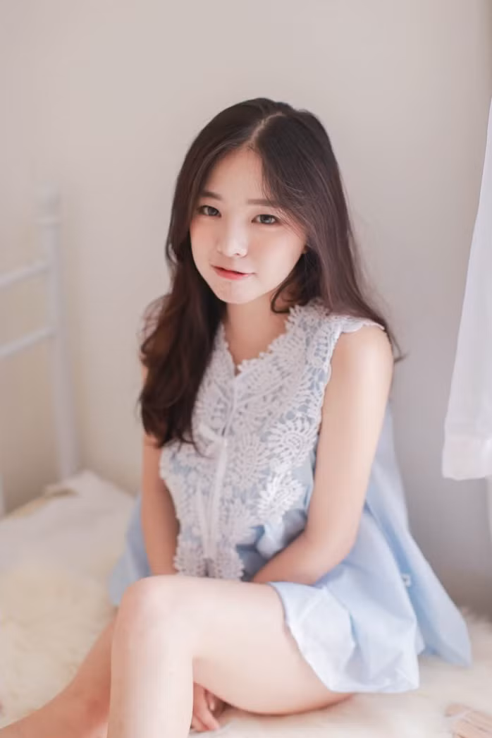 Xuất hiện liên tục với vai trò là người mẫu quảng bá các thiết kế đồ lót, thiên thần nội y Hà Quốc - Lee Ha Neul là cái tên không còn xa lạ với cộng đồng mạng và cũng chính cô gái 9X này khiến không ít người phải đê mê khi mỗi lần tìm vào trang Instagram của mình.