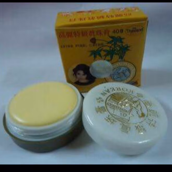 Còn với những gia đình có điều kiện hơn thì họ sẽ nhờ mua được nước hoa Bungari với mùi hương hoài cổ mà ngày nay chắc chắn ai ngửi thấy cũng chê "sến". Vậy mà ngày đó nó quý hơn vàng, đại diện cho mùi thơm của các quý cô, quý bà sang trọng và chỉ có sự kiện trọng đại lắm mới đem ra sử dụng.