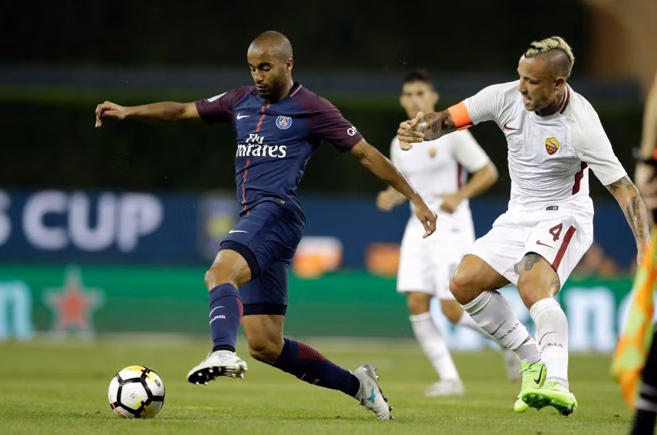 Theo Daily Express, cả Arsenal và Tottenham đều đang theo đuổi Lucas Moura Tiền vệ 25 tuổi này chỉ mới ra sân 72 phút tại Ligue 1. Moura được định giá 35 triệu bảng. Ảnh: Daily Express