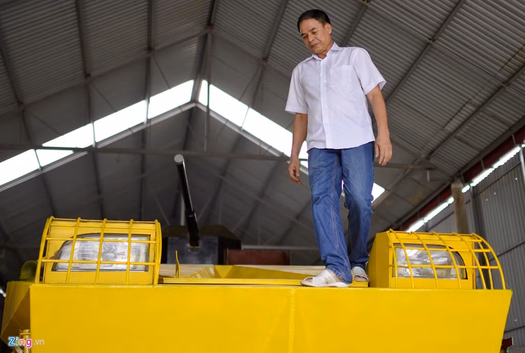 Ông Chính cho biết, xe có ưu thế chạy ngang dốc nghiêng 45 độ, nâng hạ gầm từ 0,3 m đến 1,2 m và vượt chướng ngại vật cao 1,5 m, trong khi xe thông thường có thể nâng hạ gầm 20 cm, vượt chướng ngại vật 0,8 m.