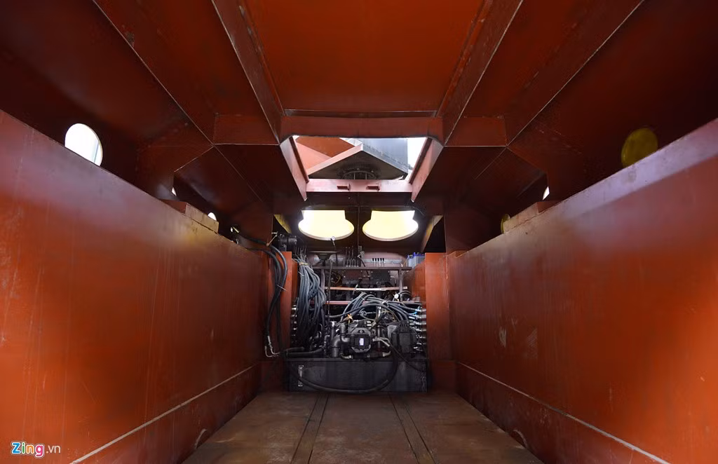 Do chưa đủ kinh phí, phần thân vỏ dự định làm bằng tôn thép dày với vật liệu chịu sức bền cao ông Chính chưa thực hiện được. Thay vào đó, người kỹ sư nghiệp dư chọn vật liệu có mức dày thông thường, giá rẻ hơn.