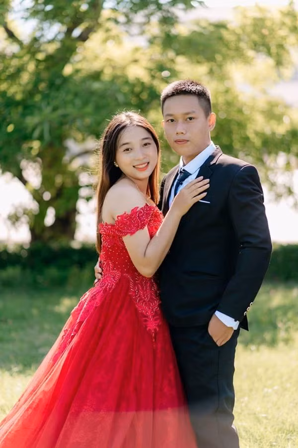 Mới đây, bộ ảnh kỉ yếu theo phong cách đám cưới tập thể như nhóm sinh viên ĐH Quy Nhơn chắc là ý tưởng "liều lĩnh" và cũng độc đáo nhất từ trước đến nay.