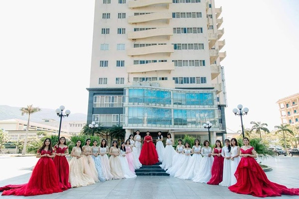 Chính bởi lý do đặc biệt trên, ngày càng có nhiều bộ ảnh kỉ yếu theo phong cách mới lạ, thể hiện cá tính riêng của mỗi lớp như hóa thân thành nông dân, thổ dân thậm chí hóa thành ma cà rồng khi chụp phong cách kinh dị.