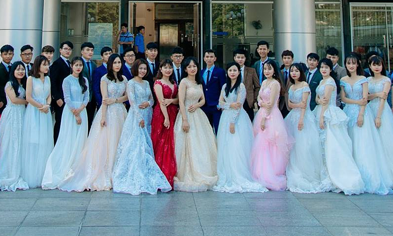 Tuy nhiên, đánh giá về bộ ảnh kỉ yếu độc đáo này, một số khác dễ tính hơn thì cho rằng bộ ảnh khá độc đáo về ý tưởng và không đáng để bị chê trách.