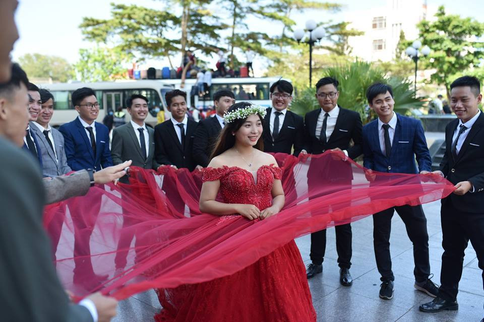 Sau khi nhận nhiều ý kiến trái chiều, đại diện của bộ ảnh kỉ yếu ĐH Quy Nhơn đã lên tiếng thanh minh rằng đây là bộ ảnh được một cửa hàng váy cưới tài trợ. Theo đó, tài khoản Facebook này cho biết mục đích chụp bộ ảnh này là để tiệm váy cưới T.M quảng cáo thương hiệu của họ, còn bộ ảnh kỉ yếu là chụp kiểu khác.