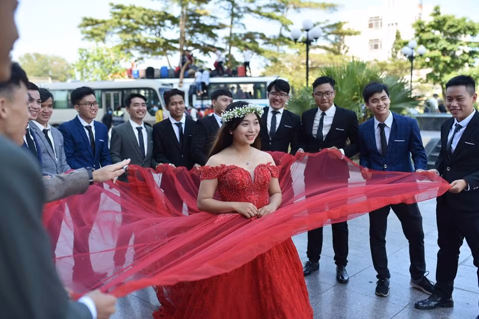 Sau khi nhận nhiều ý kiến trái chiều, đại diện của bộ ảnh kỉ yếu ĐH Quy Nhơn đã lên tiếng thanh minh rằng đây là bộ ảnh được một cửa hàng váy cưới tài trợ. Theo đó, tài khoản Facebook này cho biết mục đích chụp bộ ảnh này là để tiệm váy cưới T.M quảng cáo thương hiệu của họ, còn bộ ảnh kỉ yếu là chụp kiểu khác.