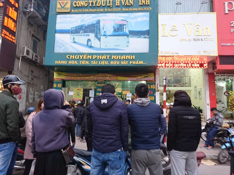 Các bạn sinh viên xa nhà lại phải lo lắng với tấm vé xe về ăn Tết.