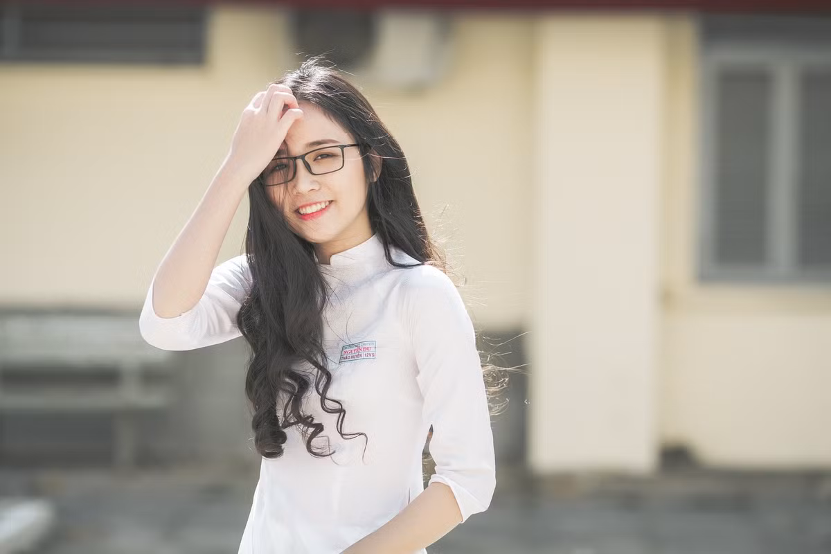 Đặc biệt, nữ sinh Đắk Lắk - Thảo Huyền đã gây ấn tượng với nhiều người bằng bộ áo dài trắng đồng phục khoe được góc mặt đẹp cùng thân hình nuột nà đến tinh tế của mình. Ngắm nhìn bộ ảnh này, bất cứ ai cũng phải công nhận rằng, cô bạn này quá rạng rỡ và tinh khôi.