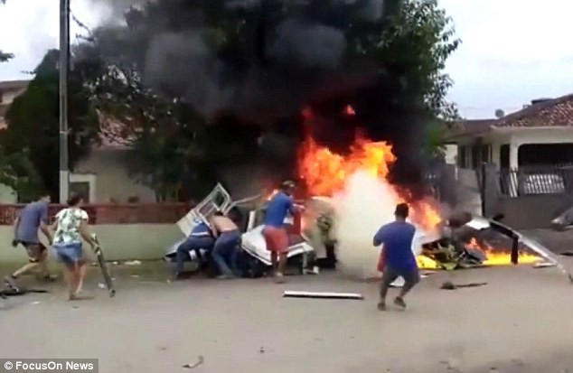 Trực thăng bốc cháy dữ dội.