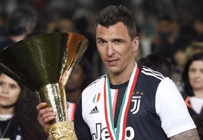 Theo nguồn tin từ Daily Mail, HLV Max Allegri bắt đầu học tiếng Anh và dự định mang theo hai cậu học trò cũ sang MU. . Các nhân tố được nhắc đến bao gồm tiền đạo Mario Mandzukic và tiền vệ Emre Can.