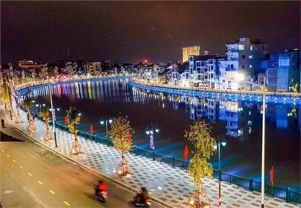 Vừa qua, thành phố Hải Phòng đã khai trương thêm một công trình mới là kết quả của dự án cải tạo sông Tam Bạc mang tên phố đi bộ sông Tam Bạc.