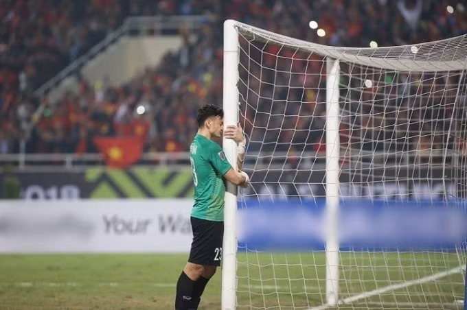 Trong khi cả đội tuyển Việt Nam ăn mừng chức vô địch, thủ thành Văn Lâm lại lặng lẽ đứng ôm cột dọc khung thành khóc nức nở. Sau đó anh còn quỳ xuống, hai tay giơ cao rồi làm "dấu" cầu nguyện như để biết ơn các đấng tối cao của mình