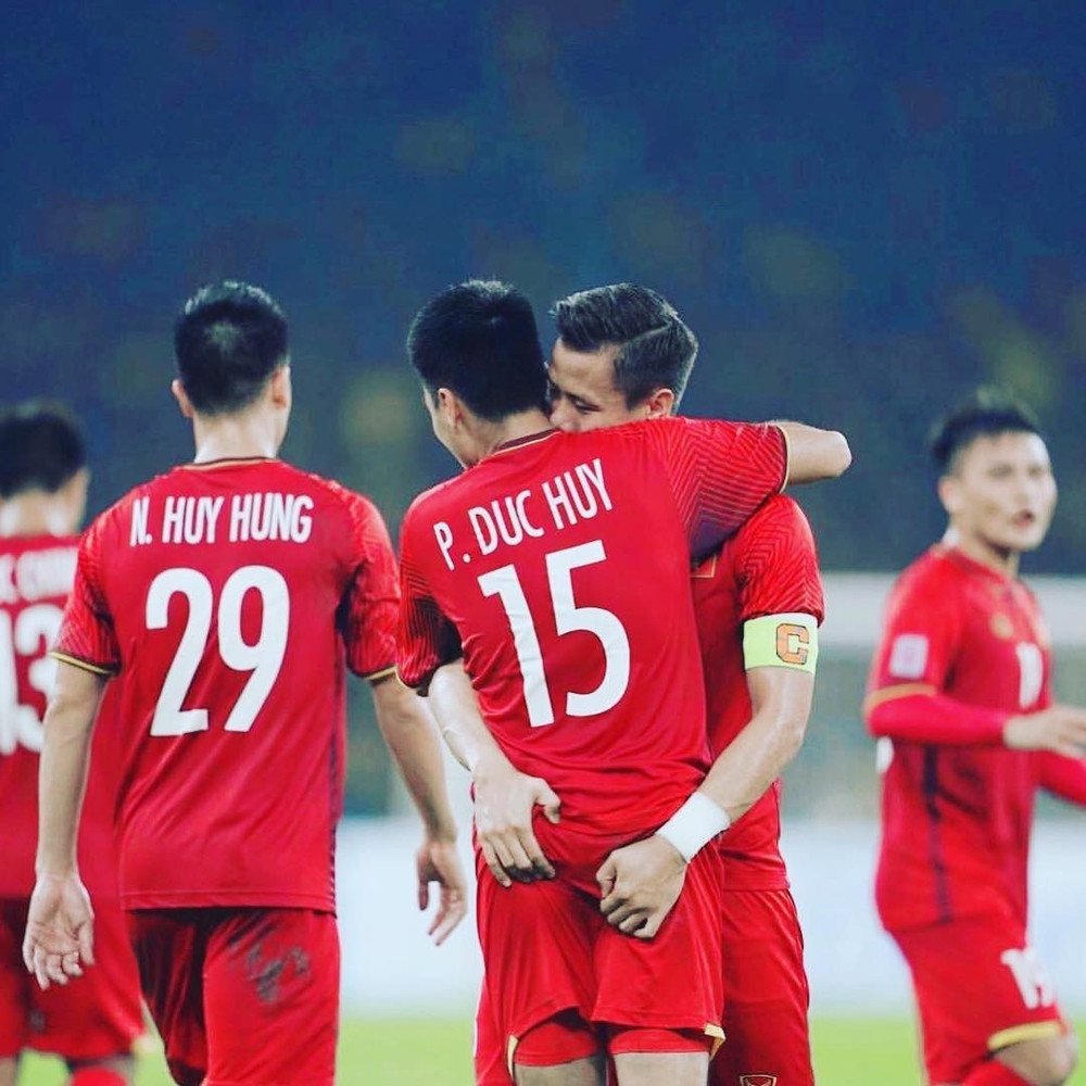 Sau khi Đức Huy ghi bàn, đội trưởng Quế Ngọc Hải đã dành tặng anh chàng cái ôm thắm thiết. Sẽ không có gì đáng nói nếu đôi bàn tay của Ngọc Hải đang đặt ở vị trí nhạy cảm.