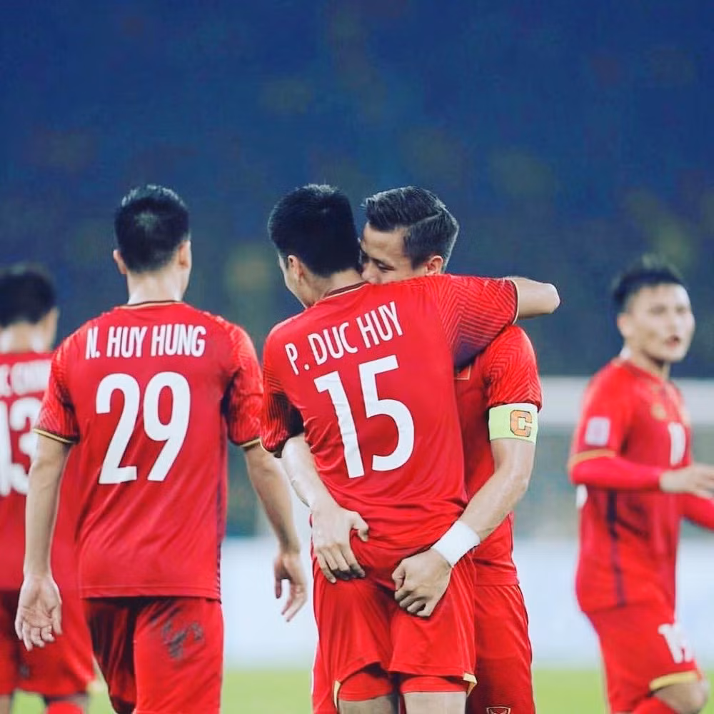 Sau khi Đức Huy ghi bàn, đội trưởng Quế Ngọc Hải đã dành tặng anh chàng cái ôm thắm thiết. Sẽ không có gì đáng nói nếu đôi bàn tay của Ngọc Hải đang đặt ở vị trí nhạy cảm.