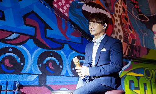 Nam ca sĩ cho biết sau Sing my song, anh đã đi hát và cố gắng để dành tiền thực hiện sản phẩm này. Trong quá trình ấy, Ưng Đại Vệ đã đánh mất tình bạn 10 năm với một người quản lý cũ. Cú sốc này khiến anh suy sụp tinh thần đến mức dự định hủy bỏ dự án mà mình đặt nhiều tâm huyết. Tuy nhiên, lúc khó khăn nhất anh lại được vợ cũ khuyên nhủ, cổ vũ tinh thần để tiếp tục “đi cày”. Ưng Đại Vệ nói tuy đã chia tay nhưng anh và vợ cũ vẫn giữ mối quan hệ bạn bè.