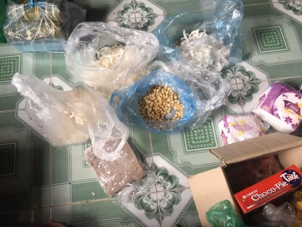 Mới đây trên mạng xã hội, nhiều bạn sinh viên đã đăng tải lên trang cá nhân bức ảnh chụp lại đống đồ ăn được cha mẹ chuẩn bị cho cô chật kín cả xe máy đã thu hút sự chú ý của cộng đồng mạng.