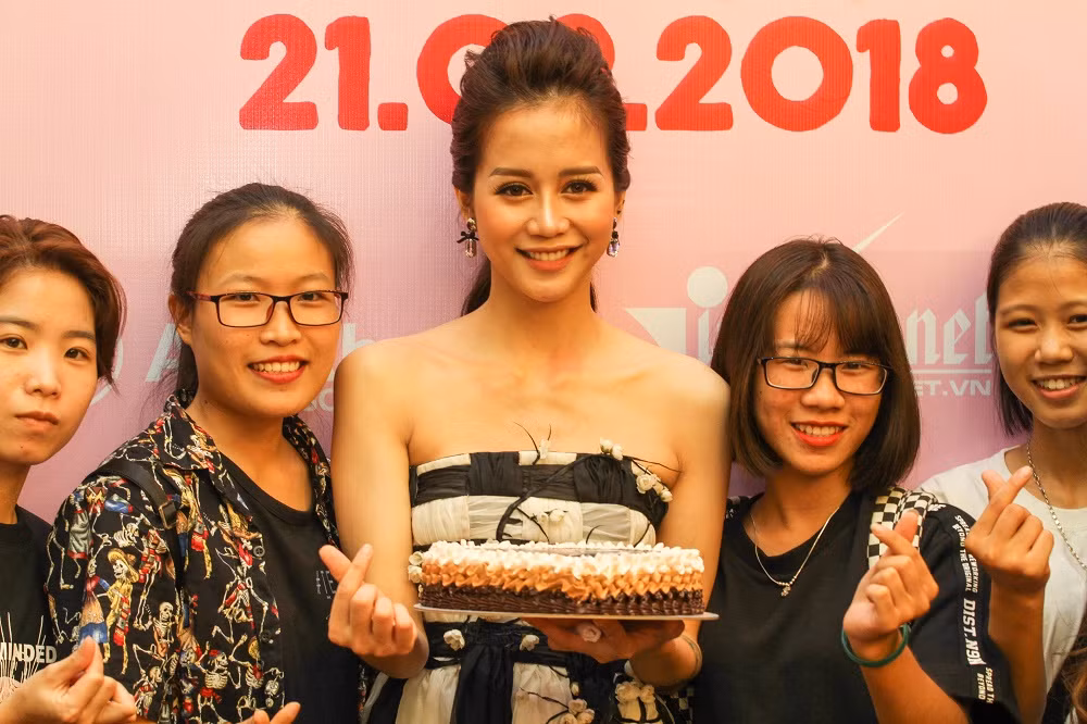 An Nguy nhận bánh chúc mừng của các fan tại Hà Nội. 