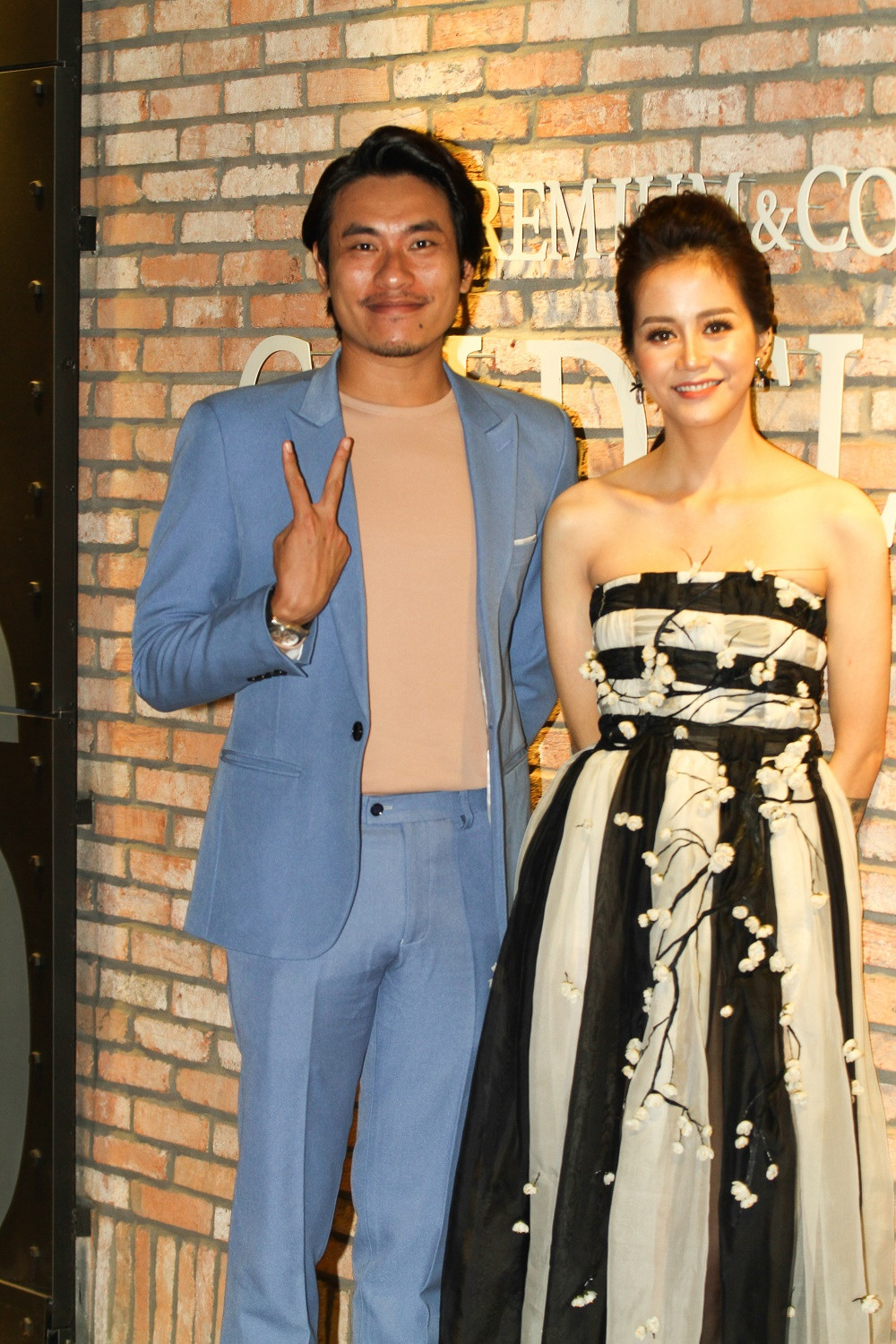 Nhưng theo cảm quan của PV Kiến Thức, cả Kiều Minh Tuấn và An Nguy dường như luôn giữ khoảng cách "an toàn" với nhau. Trước ống kính phóng viên, cả hai khá ngại ngùng và không dành cho nhau bất cứ cử chỉ thân mật nào.