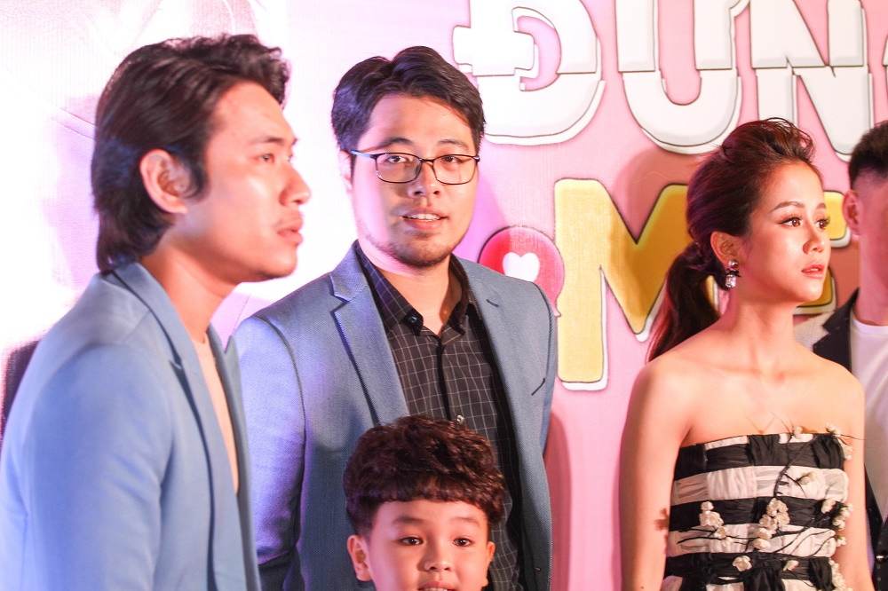 Không có một khoảnh khắc nào cặp đôi Kiều Minh Tuấn và An Nguy đứng gần nhau khi chụp hình trên thảm đỏ. Không biết vô tình hay đã được sắp xếp, luôn có một người trong ê-kíp xen giữa hai người.