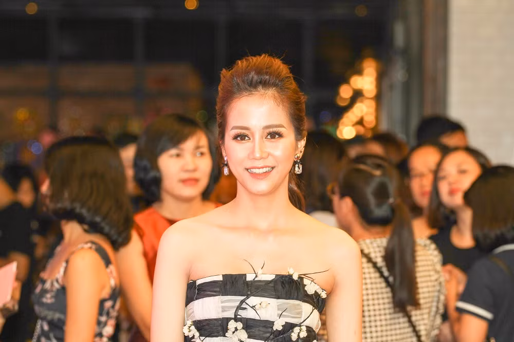 Trong khi đó, theo quan sát của PV Kiến Thức, nhân vật nam chính Kiều Minh Tuấn đã đến từ rất sớm và "trốn" trong phòng riêng để chờ An Nguy.