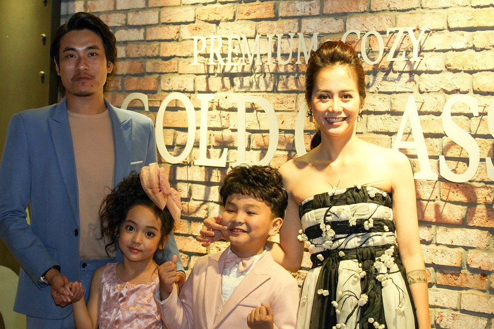 Trước khi bước tới thảm đỏ của buổi lễ ra mắt phim, An Nguy và Kiều Minh Tuấn đã chụp chung những bức hình với 2 diễn viên nhí thủ vai hai người con trong phim.